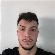 Estudiante de Ingeniería Aeroespacial da clases de repaso de matemáticas, física y química